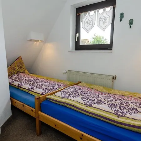 Apartment 3-r-ferienwohnung-fuer-3-personen-in-schaprode-auf-ruegen-zi4 *